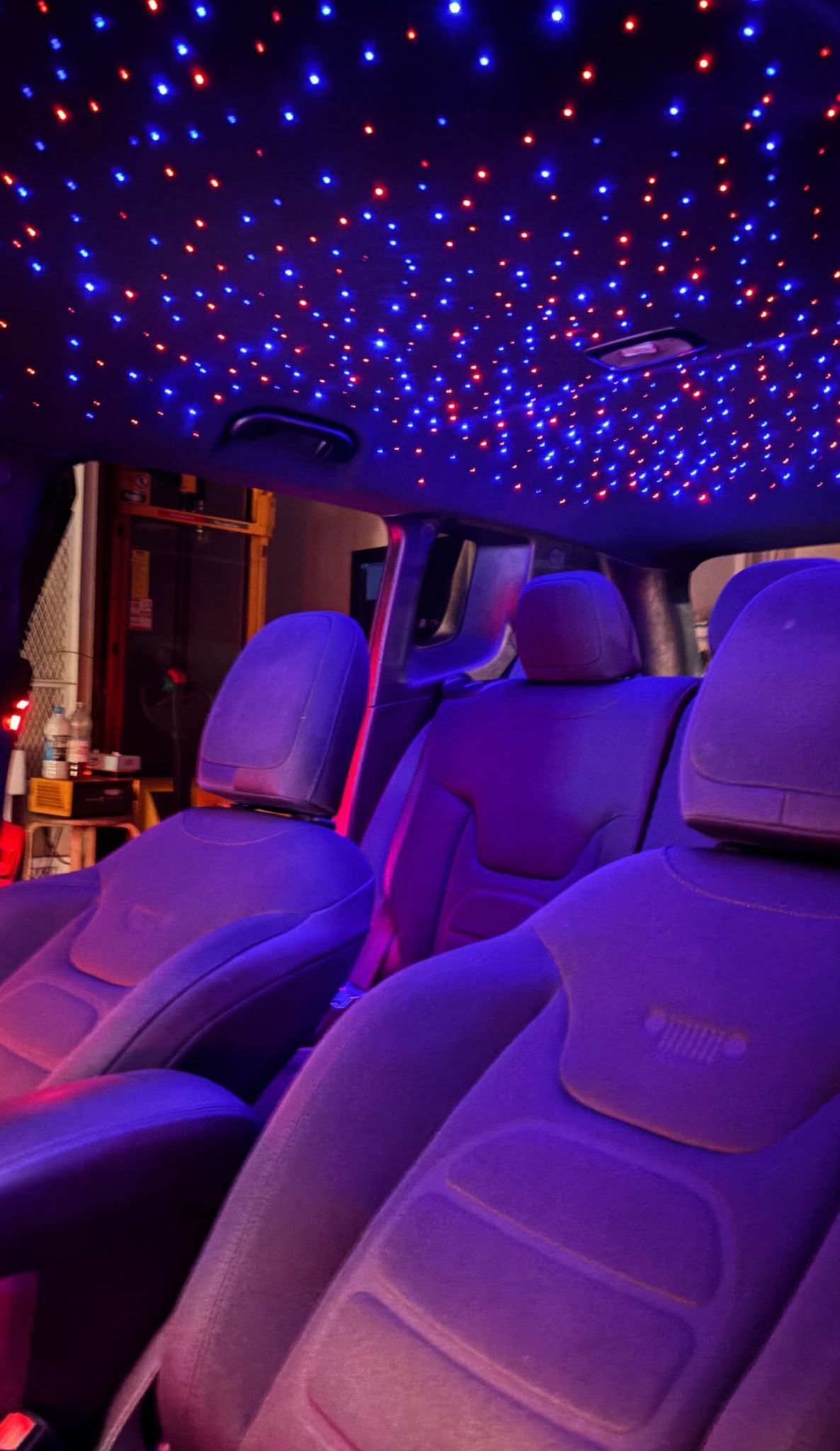 Jeep Renegade avec LED d'ambiance et CarPlay par AZM Custom