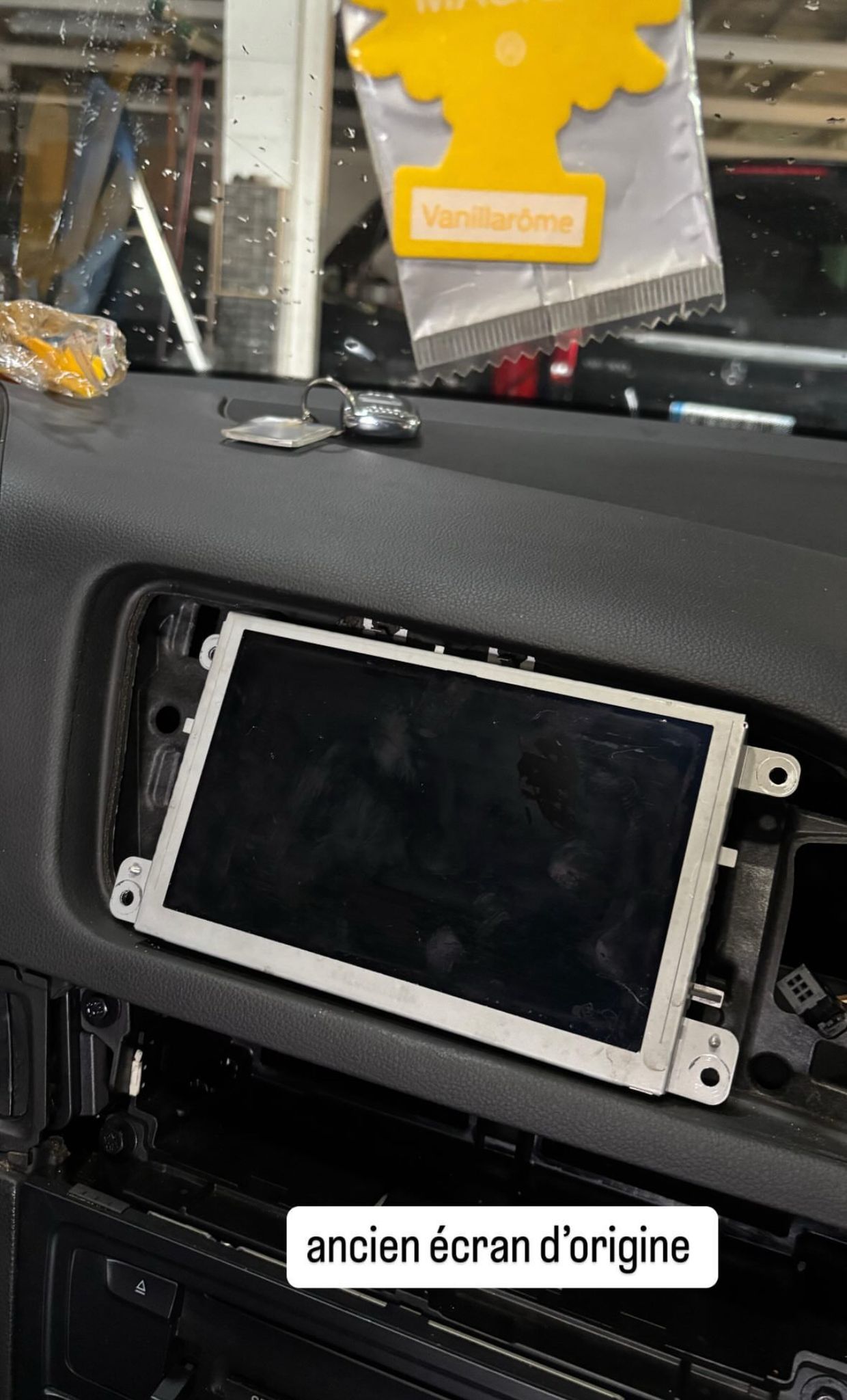 Audi Q5 avant installation CarPlay et caméra de recul par AZM Custom